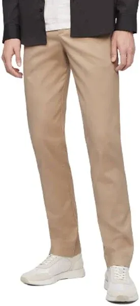 Calvin Klein Men's Modern Stretch Wrinkle Resistant Chino Pants in Slim Fit